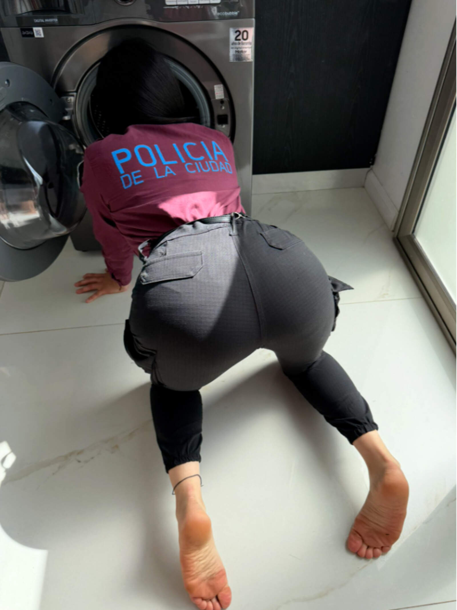 La mujer mostraba contenido obseno con el uniforme reglamentario