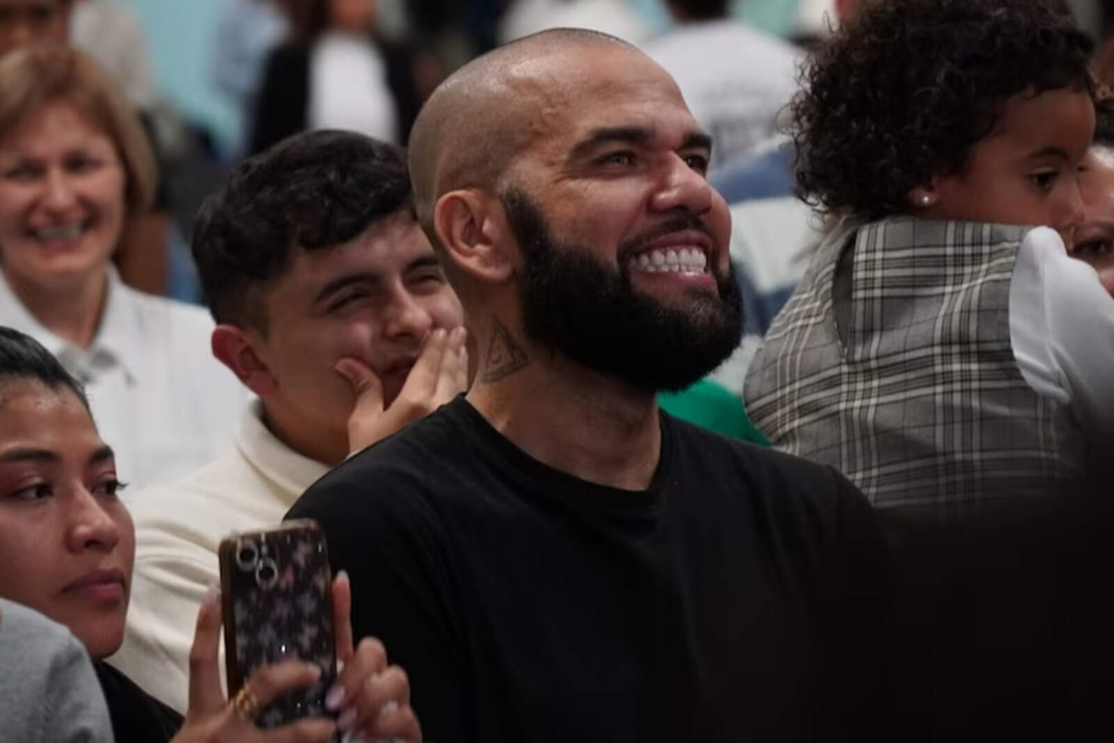 Dani Alves quiere retirarse en cancha