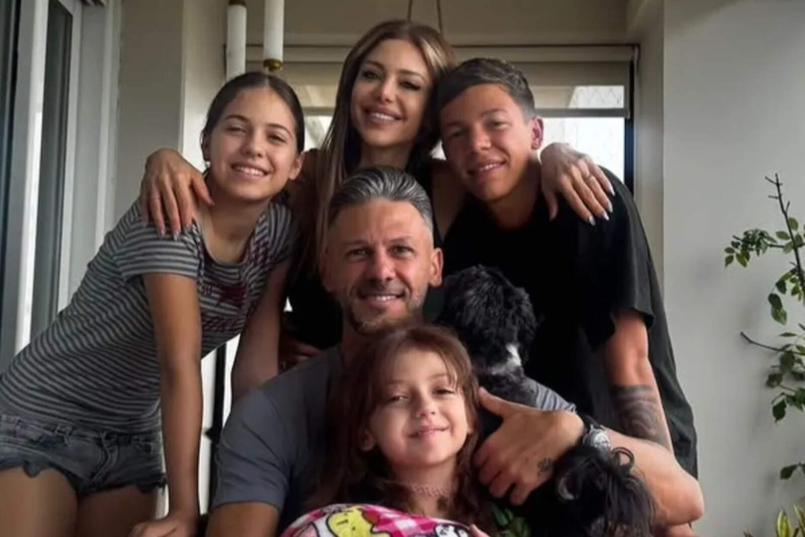 Tras conocer la relación paralela que Demichelis tenía, Evangelina decidió mudarse a la Argentina con sus hijos