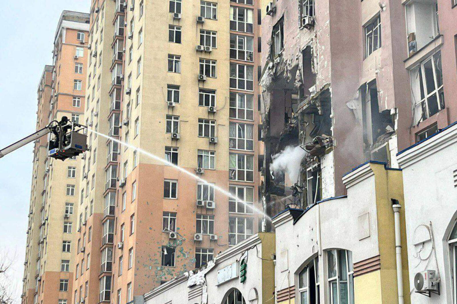 Al menos una persona murió durante los bombardeos que se extendieron durante varias horas