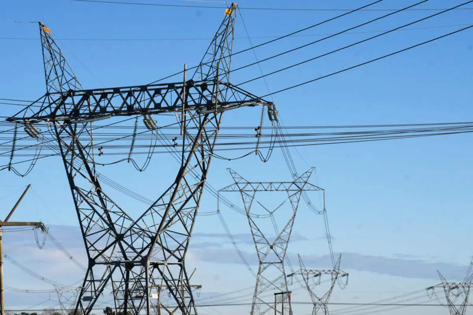 El Gobierno habilitó la inversión privada para ampliar el sistema eléctrico.