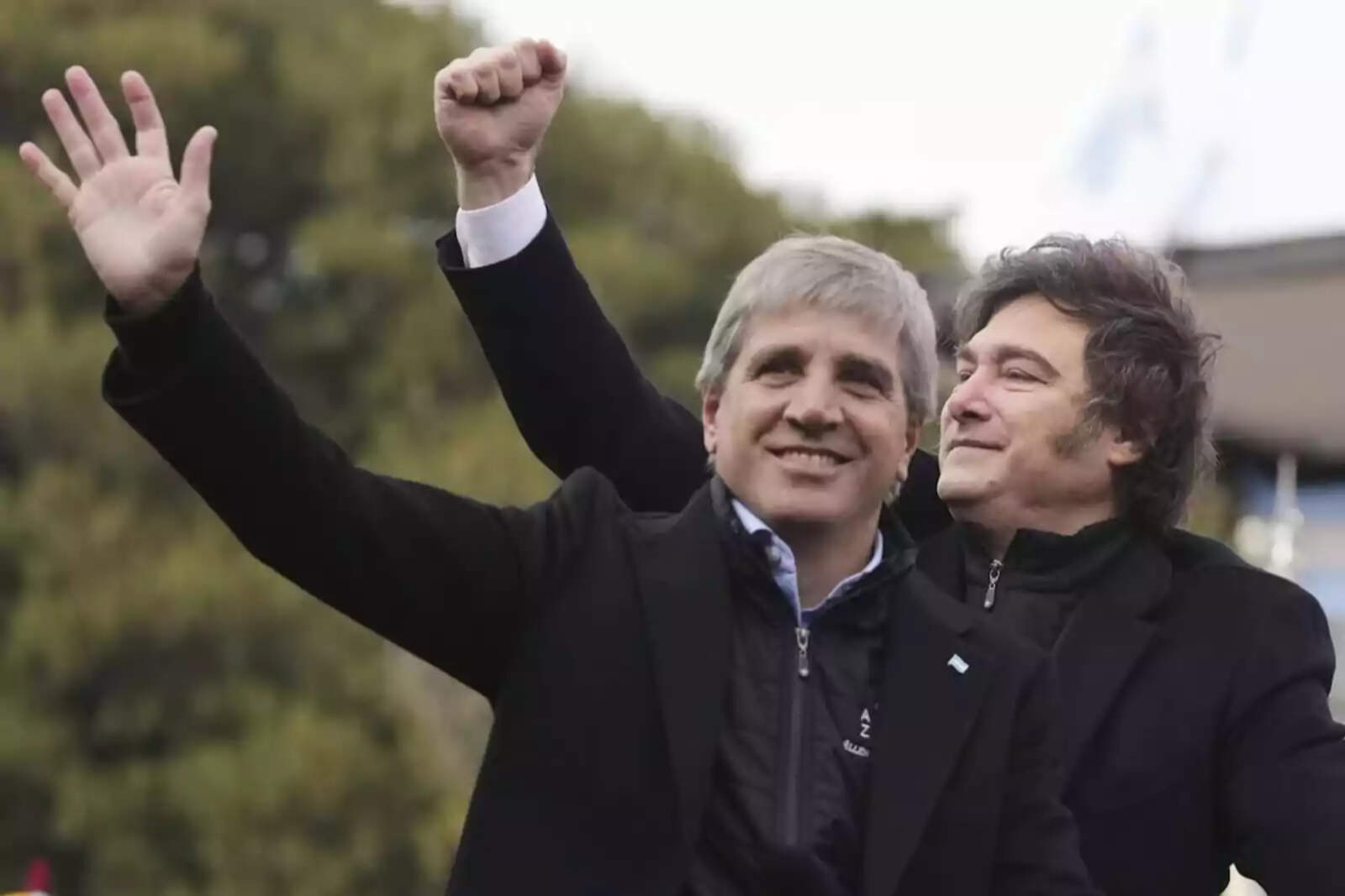 Javier Milei junto a su ministro de economía.