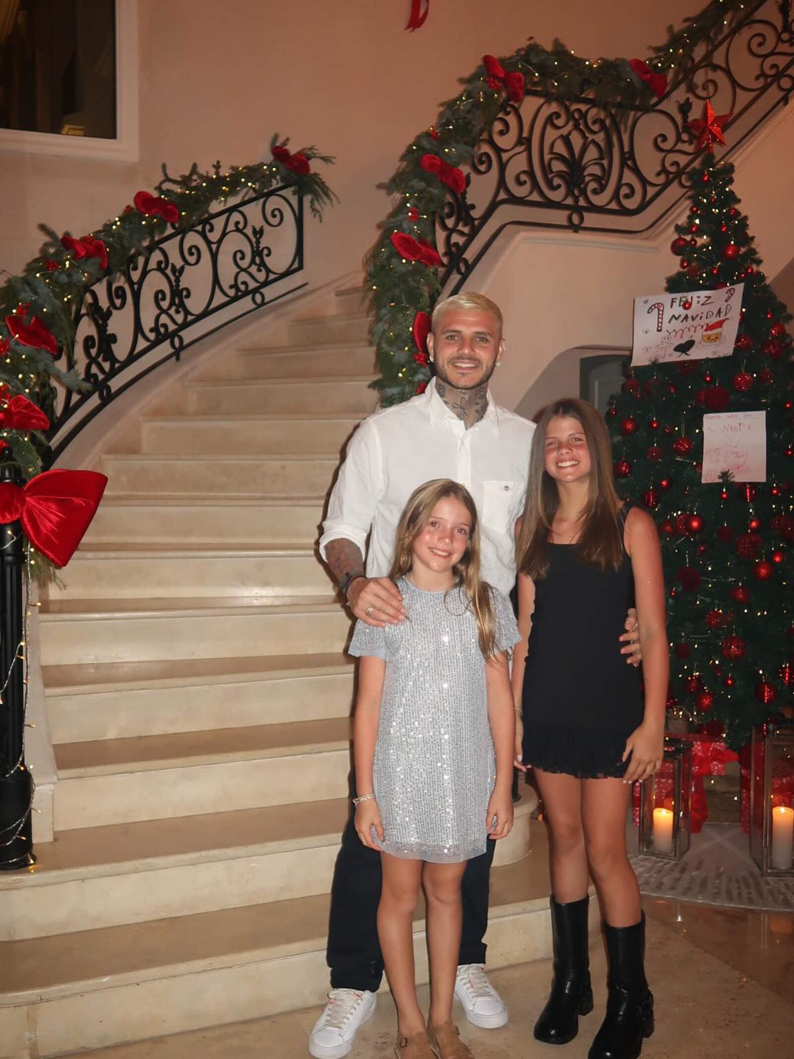 Mauro Icardi junto a sus hijas en Navidad