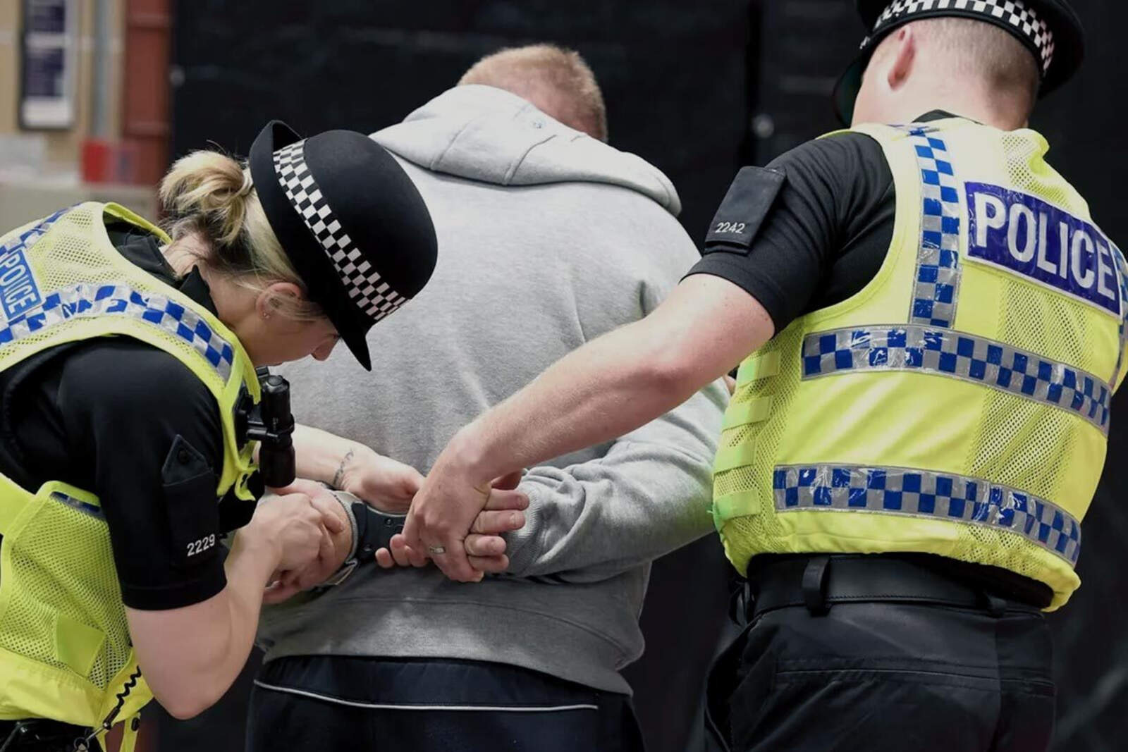 Un hombre británico fue condenado a prisión por publicar tuits contra la inmigración ilegal