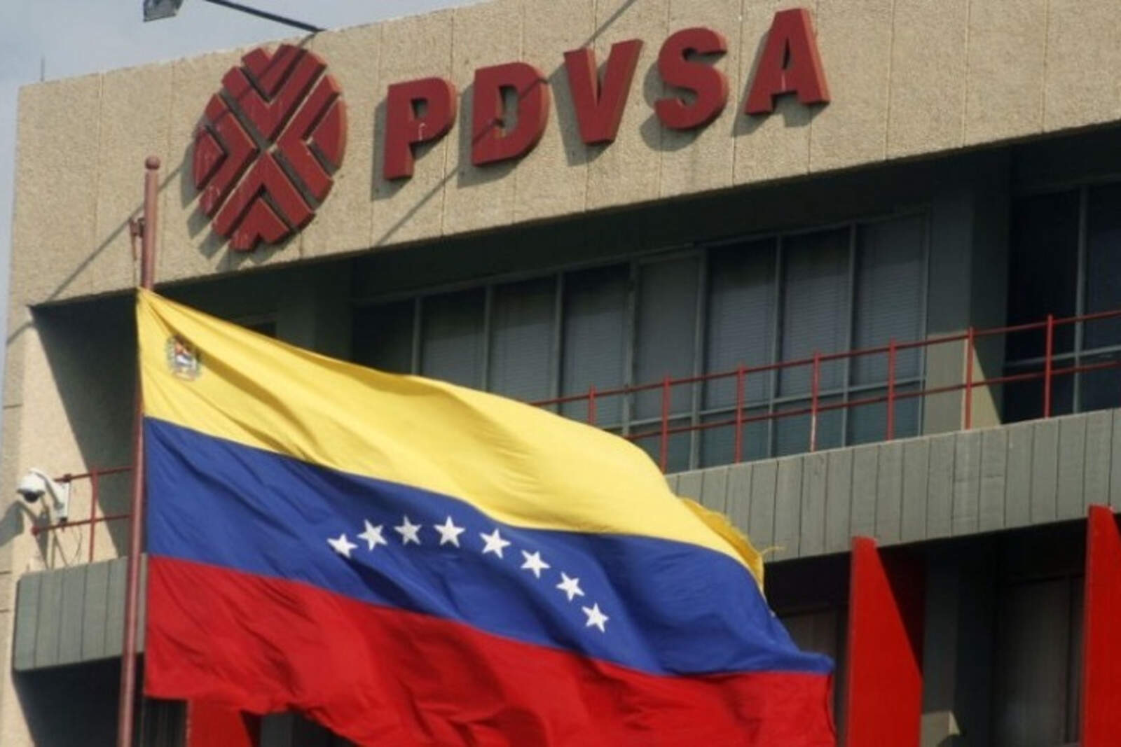 Si bien PDVSA reanudo la exportación de crudo, aún mantiene desastrosos desempeños financieros y contables debido a años de desinversión de los regímenes de Chávez y Maduro