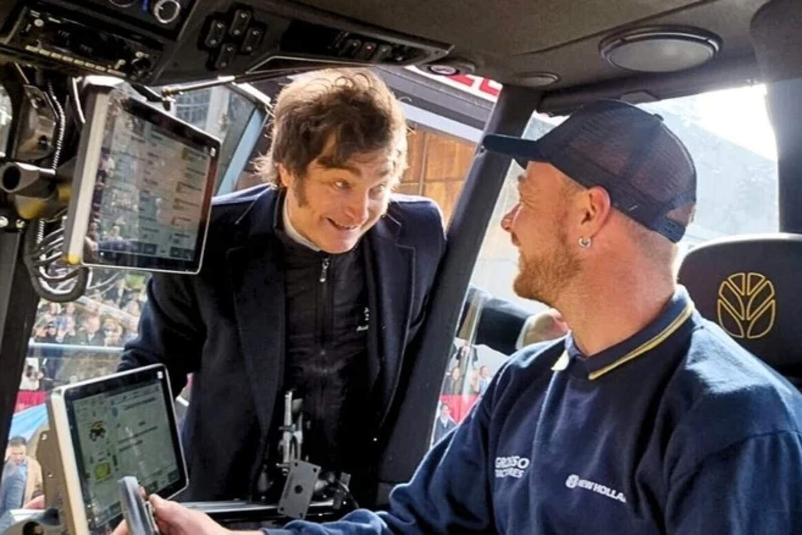 Javier Milei junto a un trabajador de la industria.