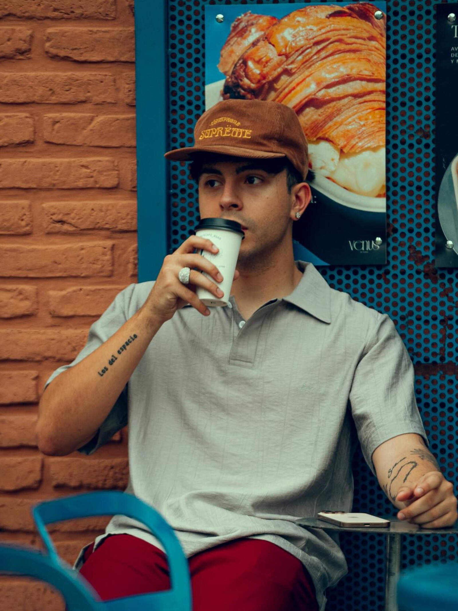 El joven habría aceptado para promocionar su nuevo restaurante 