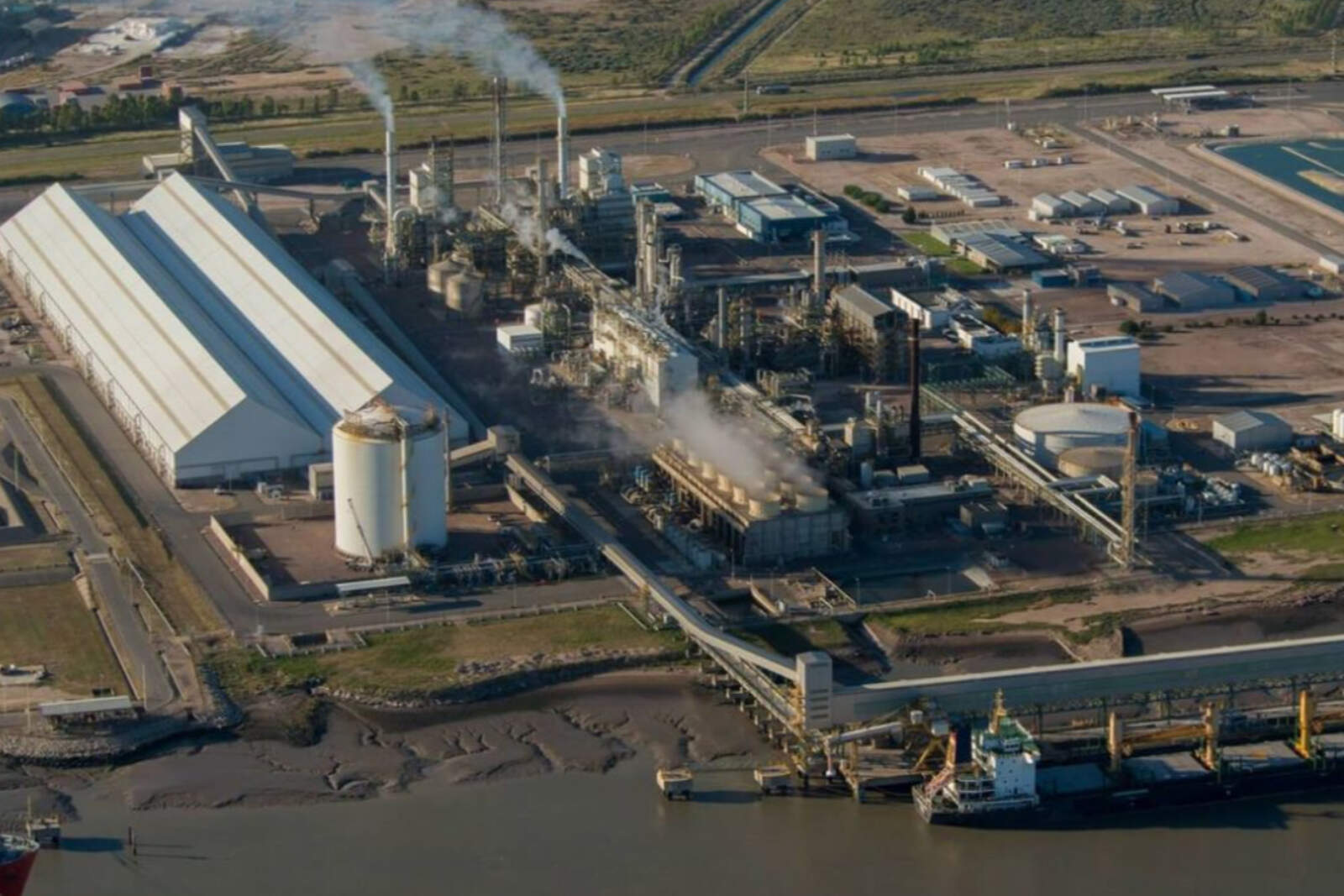 YPF aprueba la venta de 50% de Profertil a Adecoagro para centrarse en Vaca Muerta