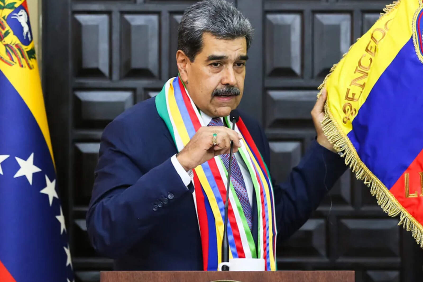 Donald Trump advirtió que no descarta una acción militar directa contra la narcodictadura de Nicolás Maduro