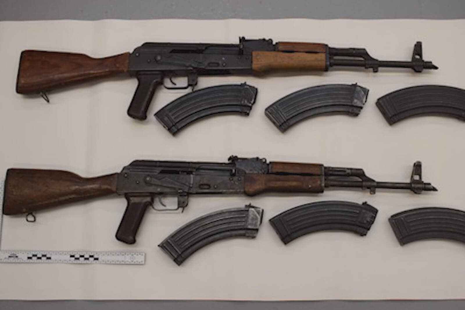 Fusiles de asalto AK-47.