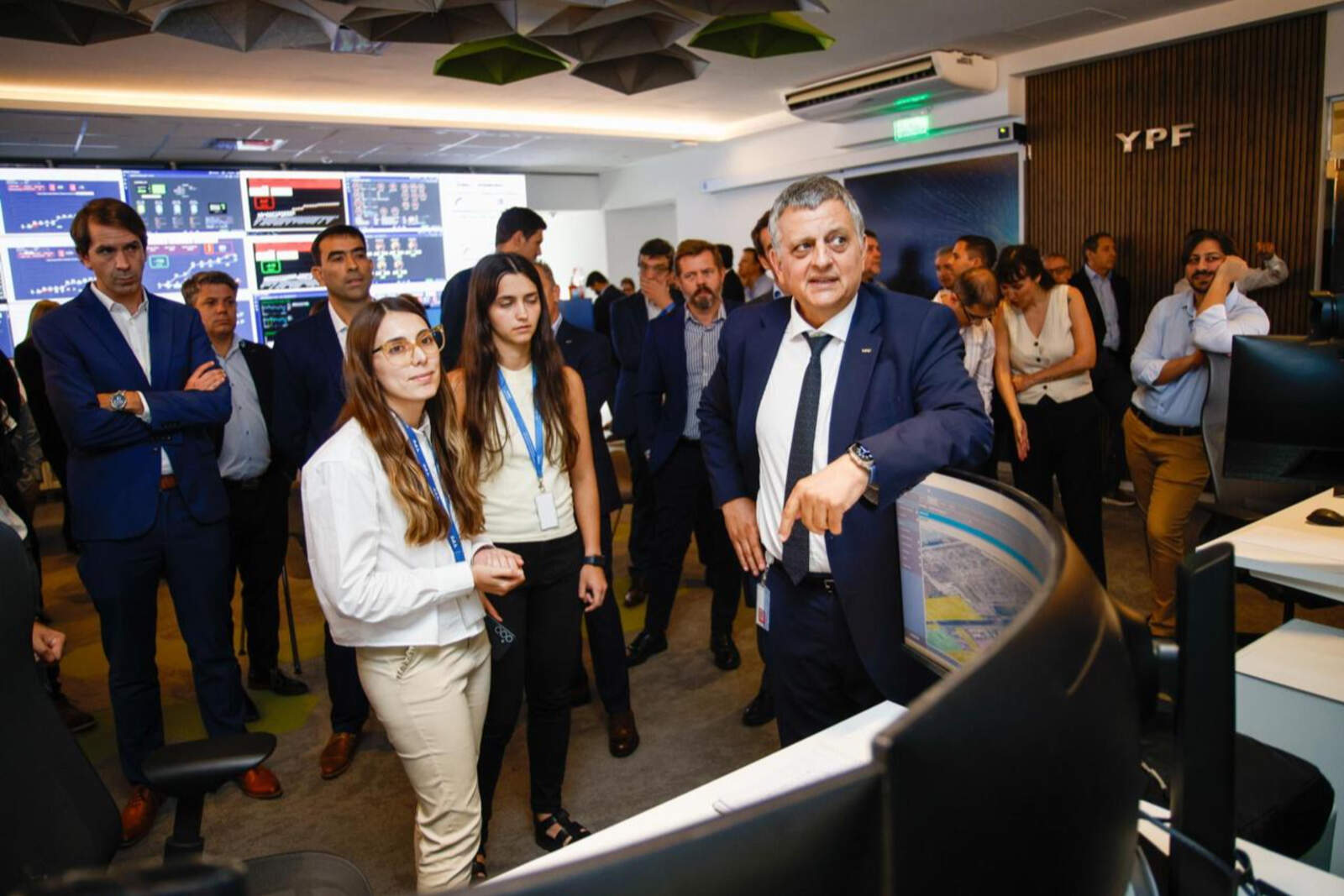 YPF inaugura una sala clave para optimizar en tiempo real la refinería La Plata