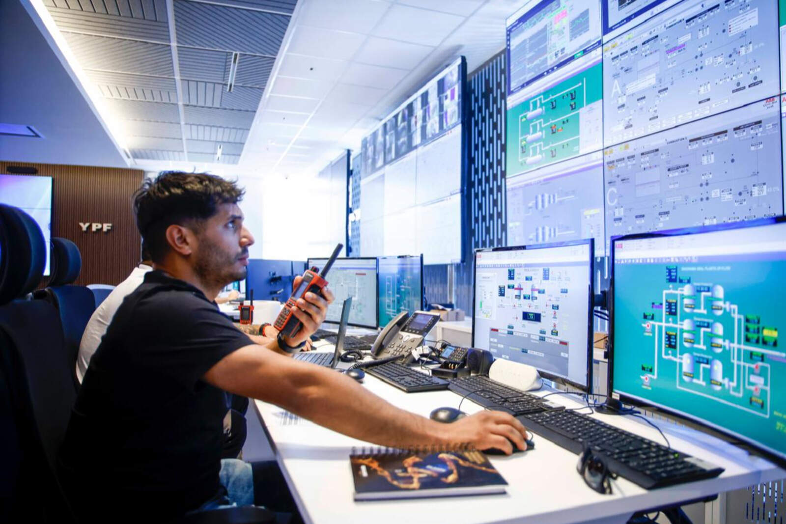 YPF inaugura una sala clave para optimizar en tiempo real la refinería La Plata