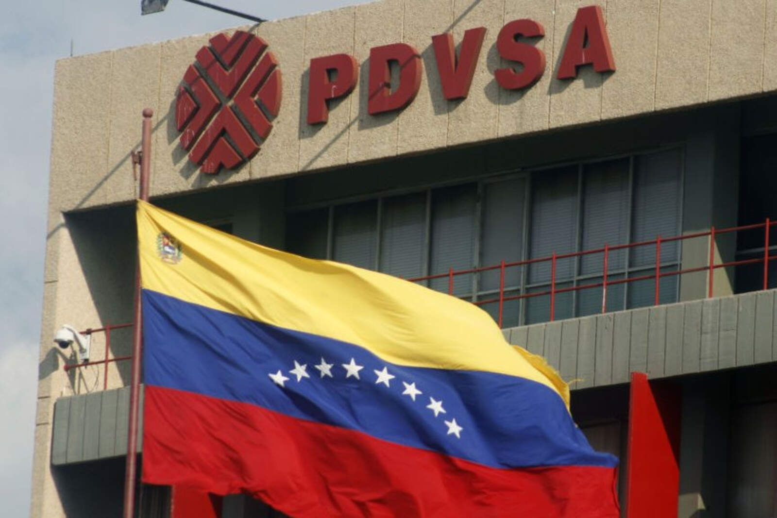 Las desastrosas gestiones de Chávez y Maduro devastaron el sector petrolero de Venezuela 