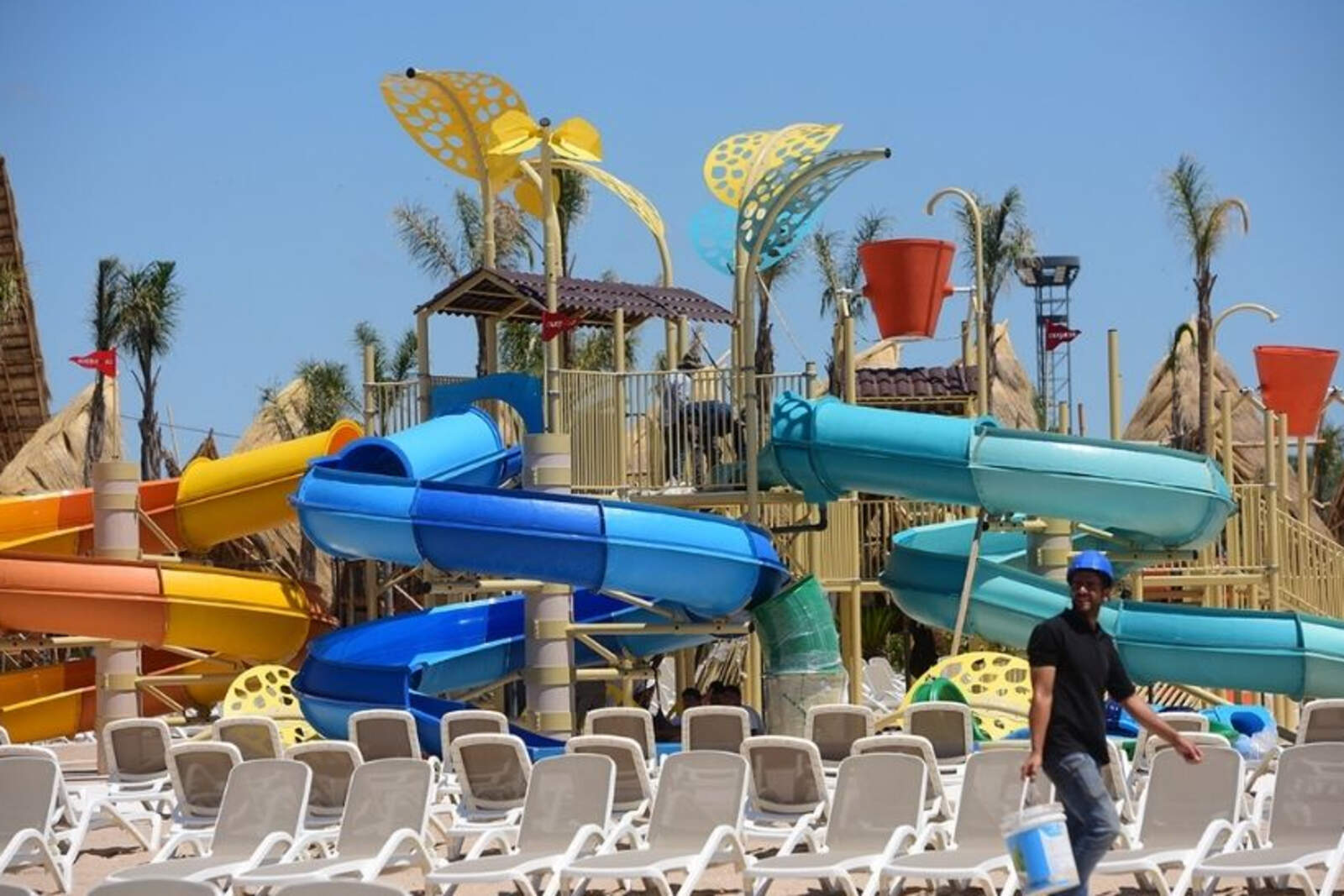 La infraestructura incluye una piscina de olas artificiales con un volumen de 3,5 millones de litros de agua y capacidad para 2.500 bañistas.