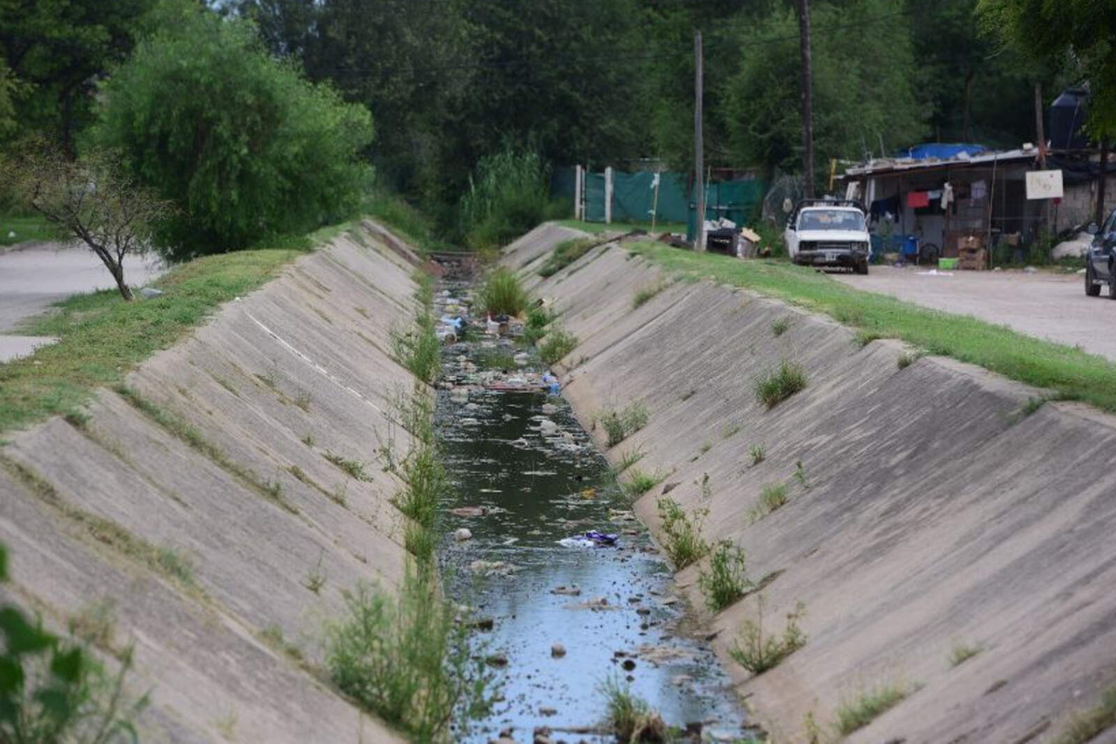 La principal demanda se centra en la ejecución de desagües pluviales y la provisión de agua potable para garantizar la higiene mínima.