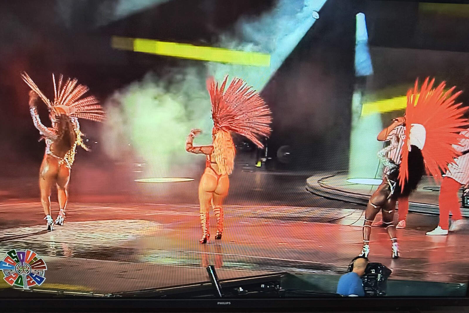 El escenario de Cosquín, antes cuna de la cultura argentina, hoy es avasallado por la degeneración ideológica frente a la mirada de familias y niños. 