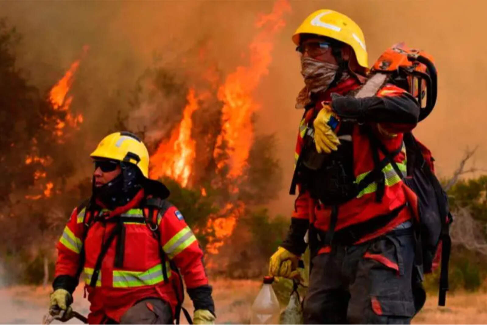 Bomberos voluntarios.