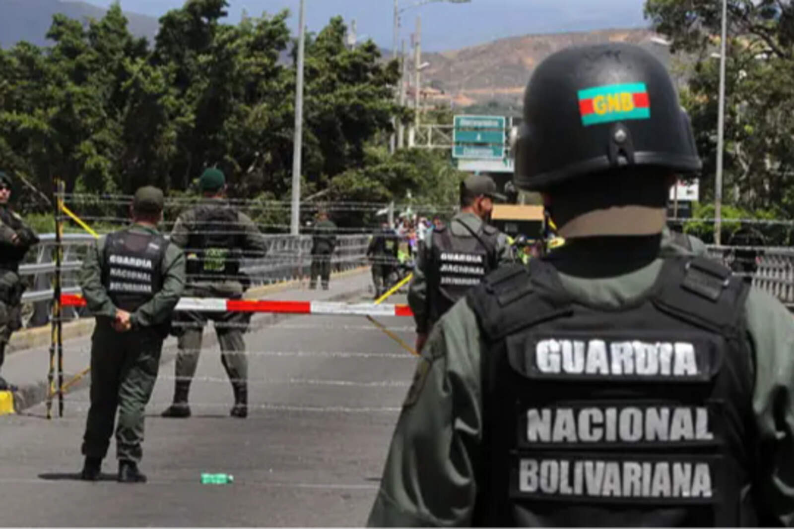 Policías venezolanos inducen a periodistas a cruzar y luego los retienen ilegalmente.
