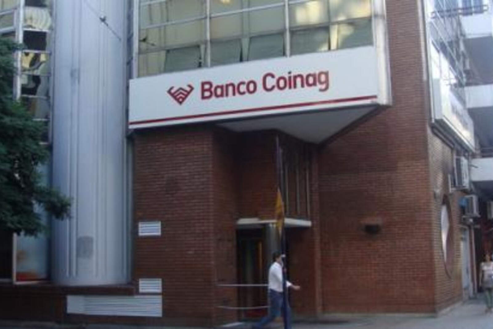 Una gerente del banco desmintió a los presuntos testaferros de la AFA