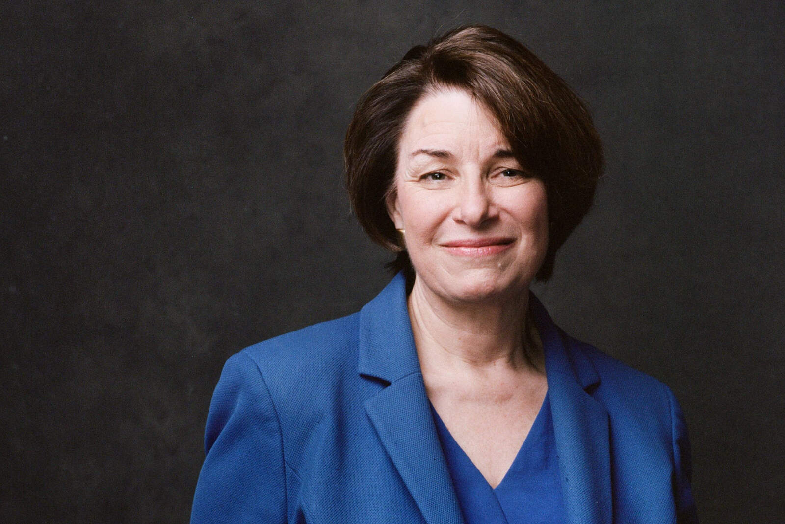 La senadora demócrata Amy Klobuchar suena como la principal candidata para reemplazarlo en la contienda