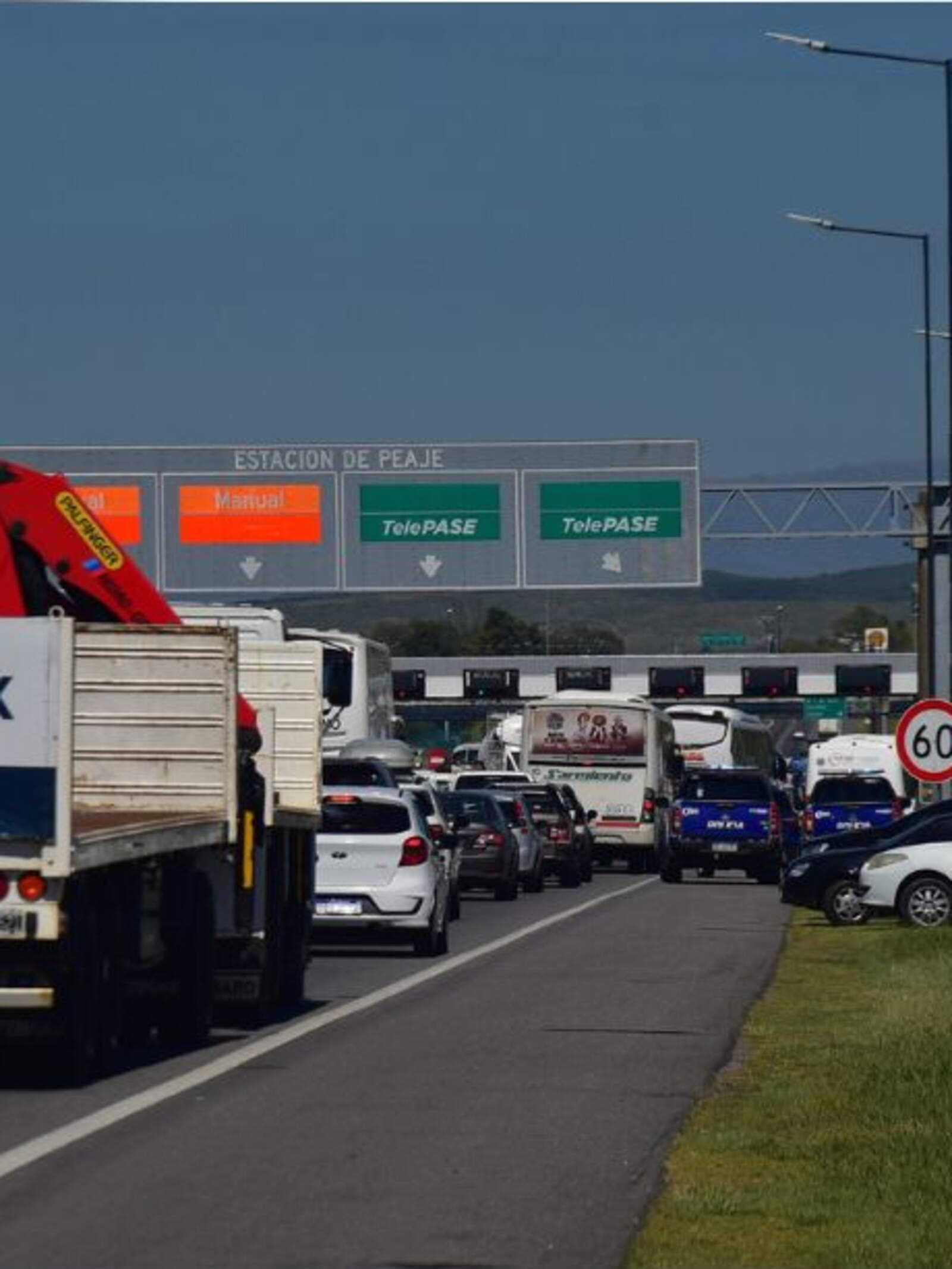 Los gremios estatales realizaron una protesta sorpresiva este lunes por la mañana bloqueando carriles en el peaje de la autopista Córdoba a Carlos Paz.