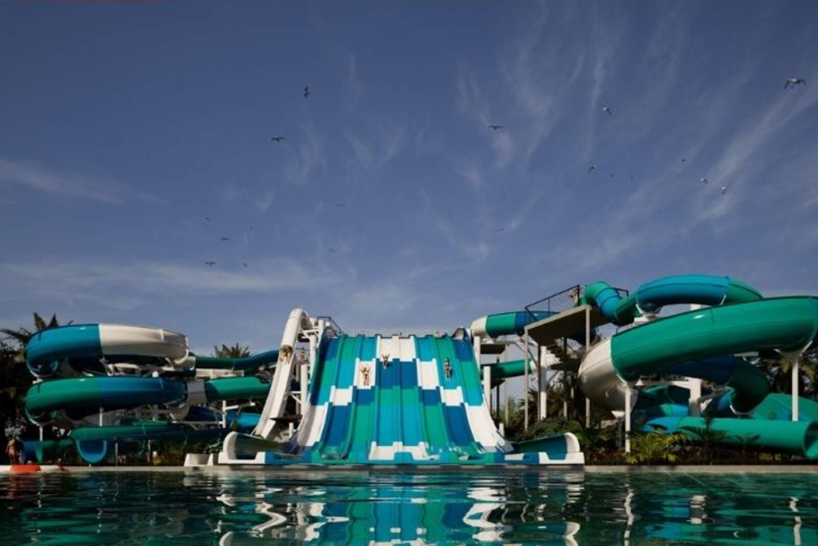 El complejo cuenta con una capacidad operativa para recibir a 7.000 personas en simultáneo ofreciendo más de 50 atracciones de nivel mundial.