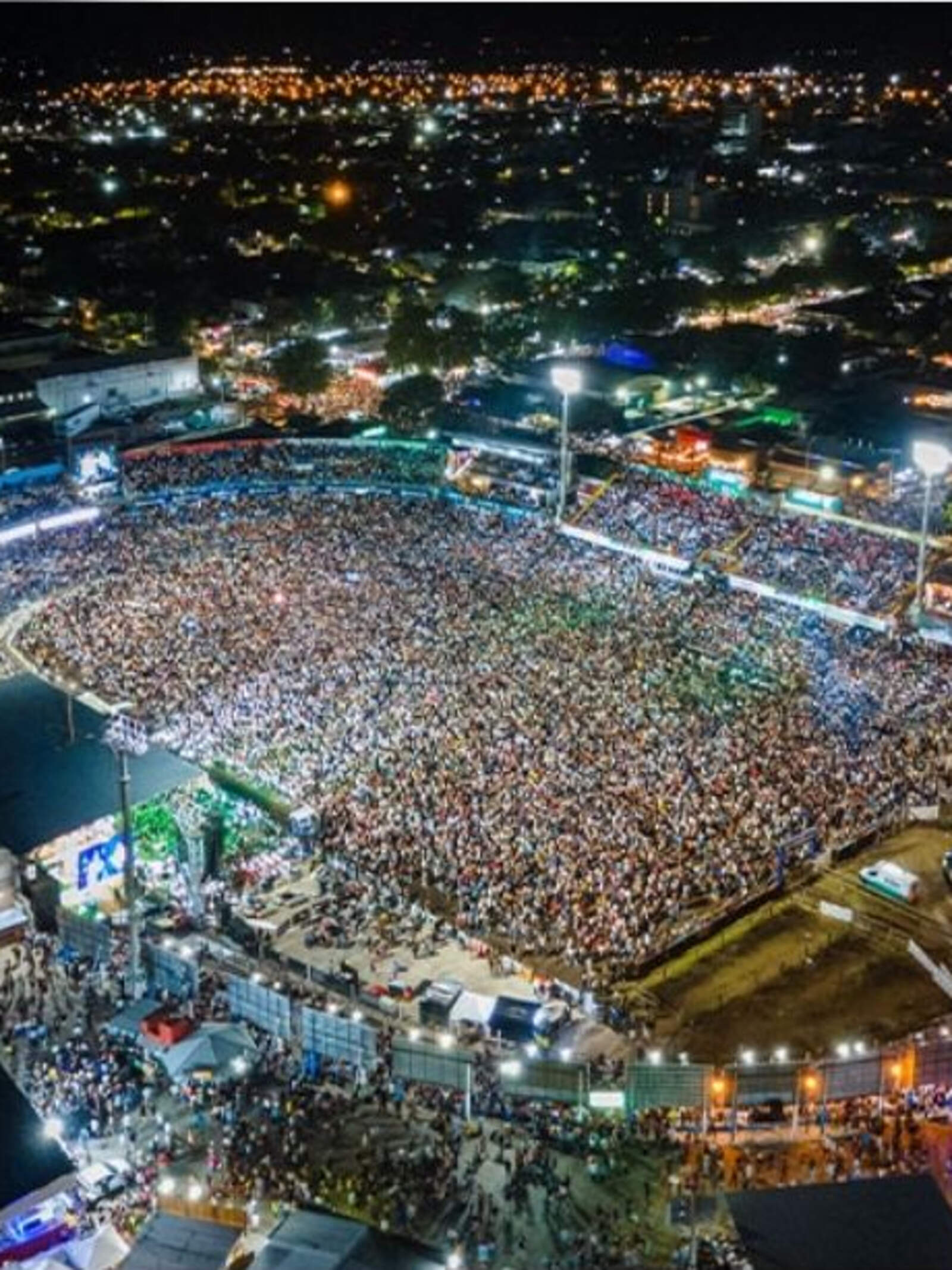 El mandatario arribará al Anfiteatro José Hernández cerca de la medianoche ante un marco de público récord