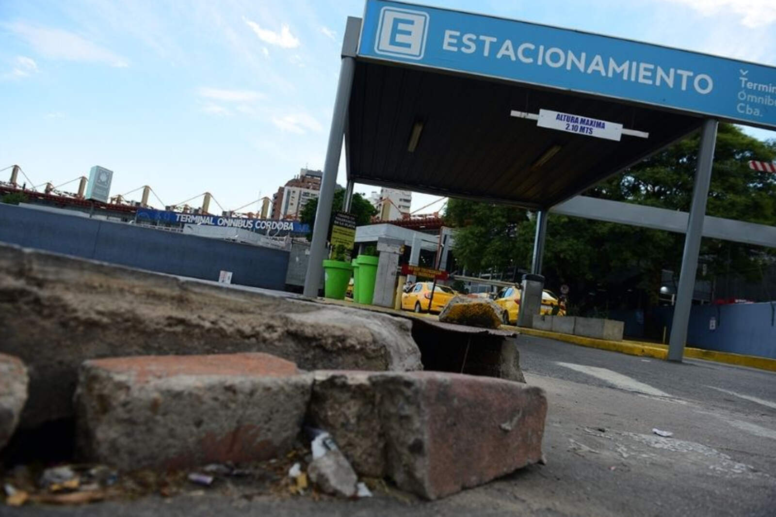 La primera imagen que reciben los visitantes es la de un abandono sistemático que contrasta con el gasto millonario en canteros y reducción de calles. 