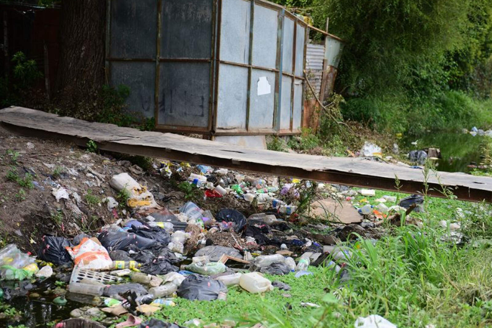 La recolección de residuos se interrumpió hace 5 años debido a la estrechez de las calles impidiendo el ingreso de los camiones del servicio.