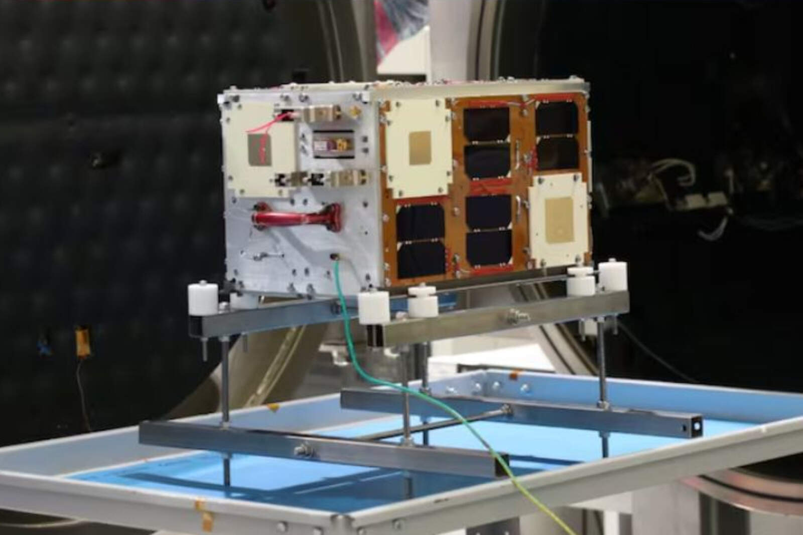 Este es el satélite Atenea que se lanzará hacia la Luna.