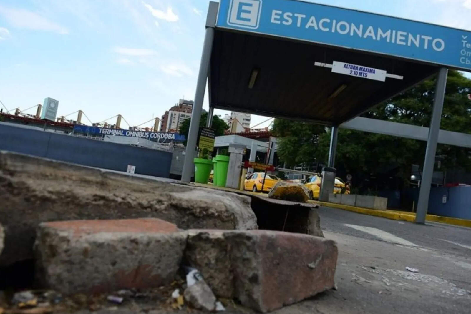 El colapso de la gestión estatal queda expuesto en el ingreso a la Terminal de Ómnibus.
