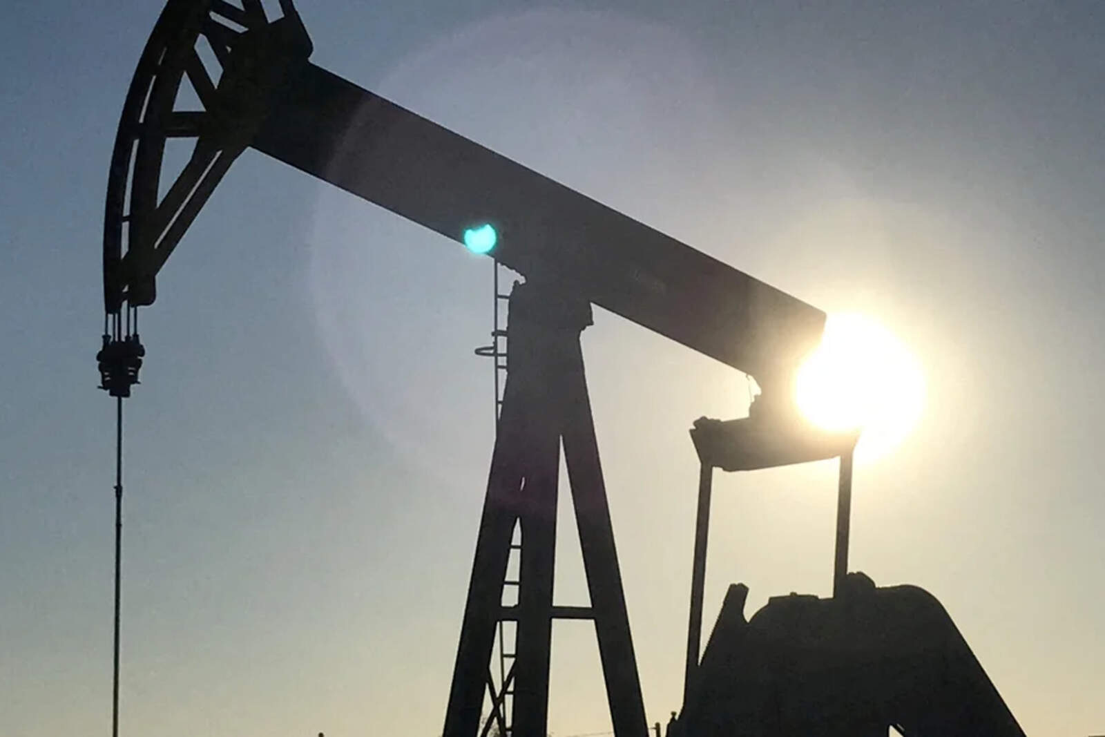 El objetivo es estabilizar el precio internacional del petróleo a la vez de que se busca reactivar el sector petrolero venezolano