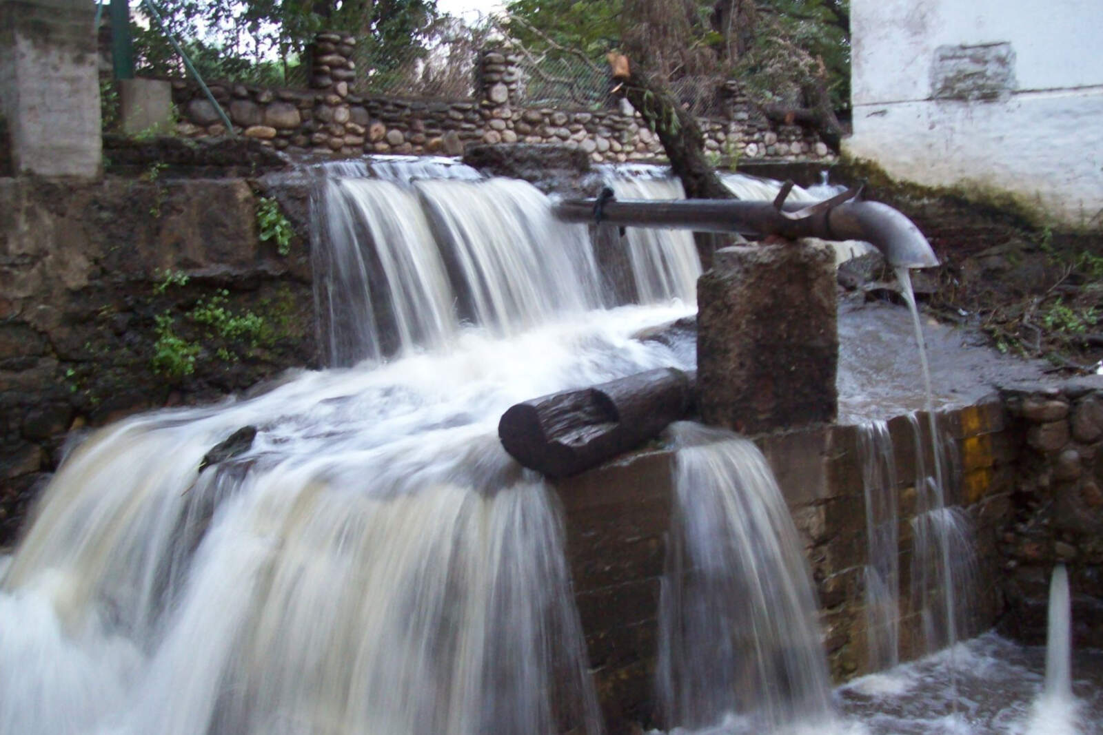 Los contribuyentes abonan mensualmente una factura de $ 14.000 por un servicio que no reciben y deben comprar agua para poder subsistir