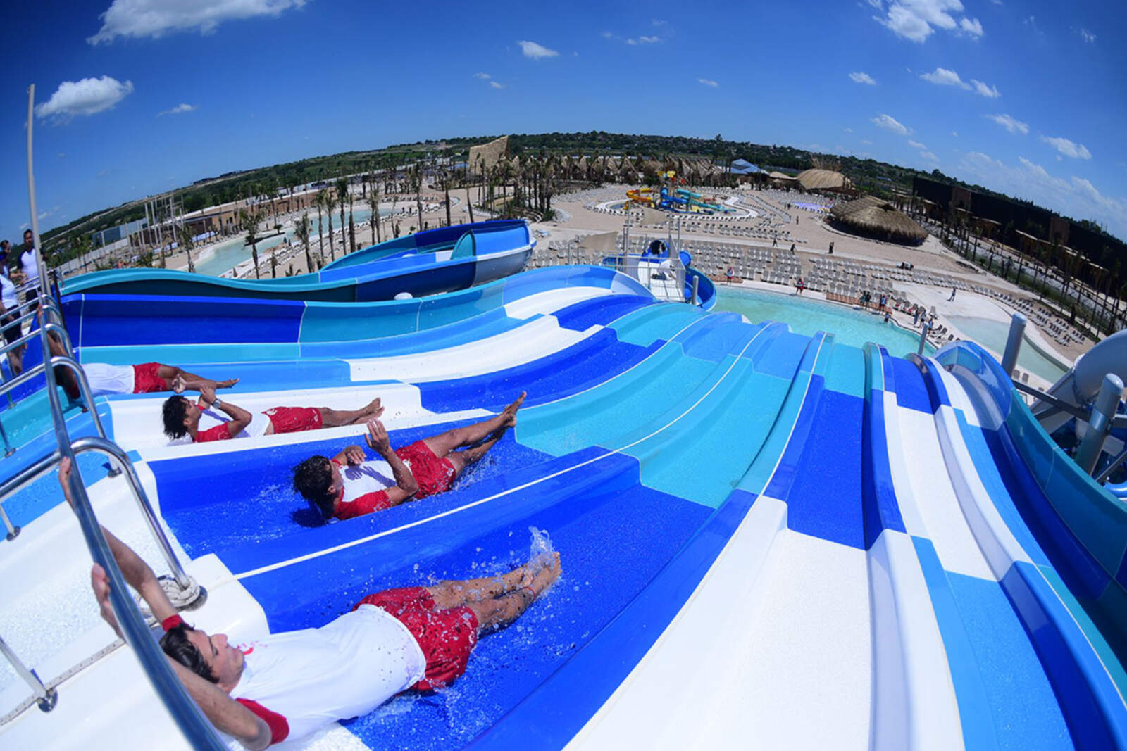 La estructura operativa incluye 97 posiciones de guardavidas profesionales y genera un total de 250 puestos de trabajo directos.