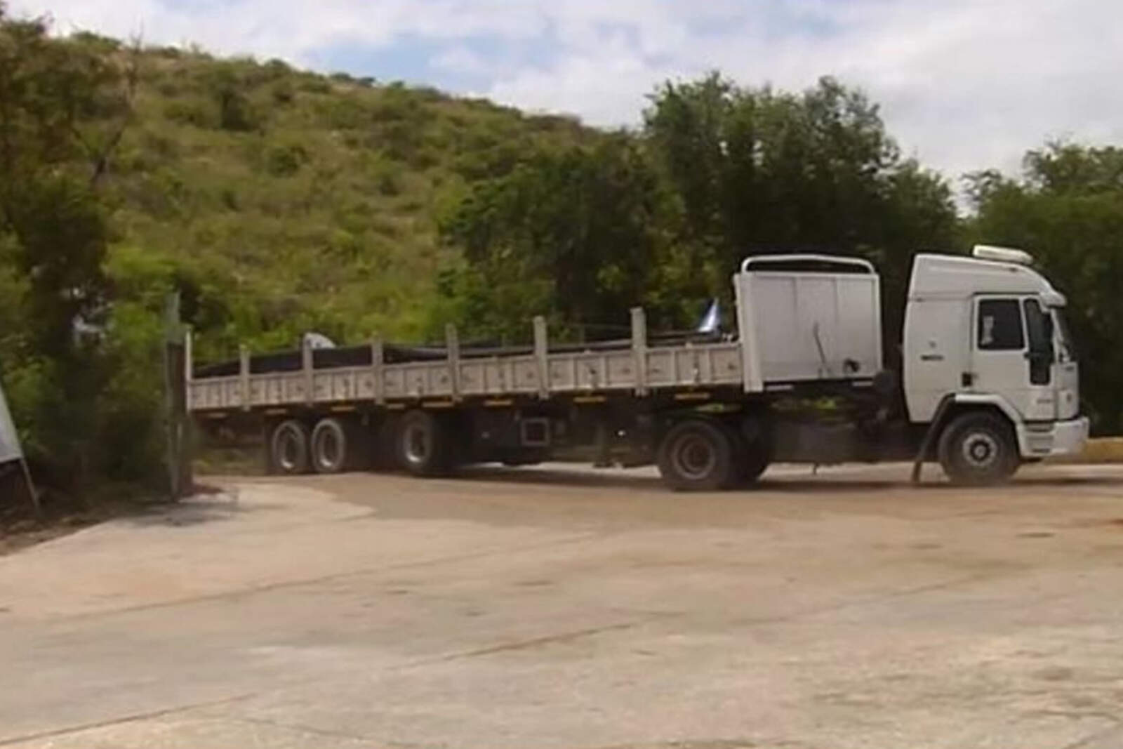 El plazo de ejecución de los trabajos está estipulado en 180 días corridos e incluye la pavimentación de los accesos para el tránsito de camiones. 