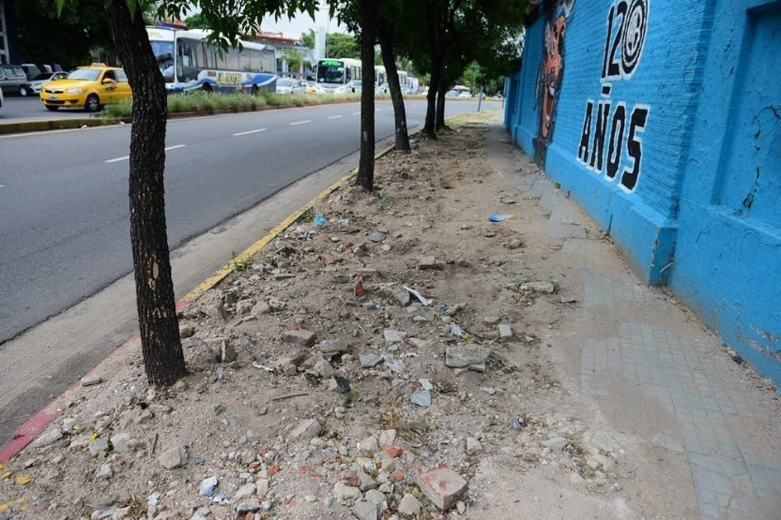 Un relevamiento técnico constató la existencia de veredas destruidas y suciedad acumulada en el sector que conecta las dos terminales de transporte.