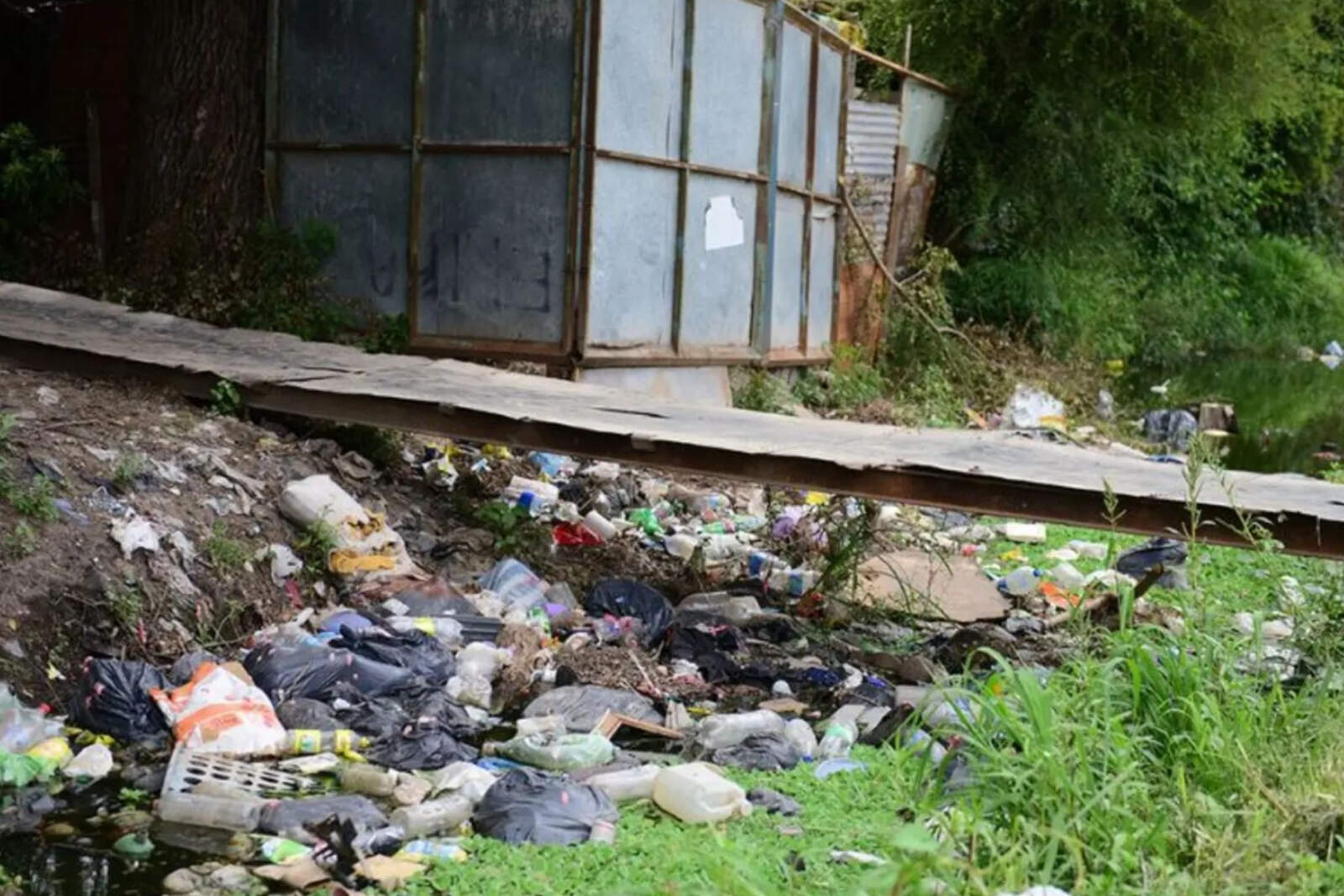 La miseria que genera el estatismo golpea con fuerza extrema a los vecinos del barrio El Sauce, que no tiene recolección de residuos hace 5 años. 