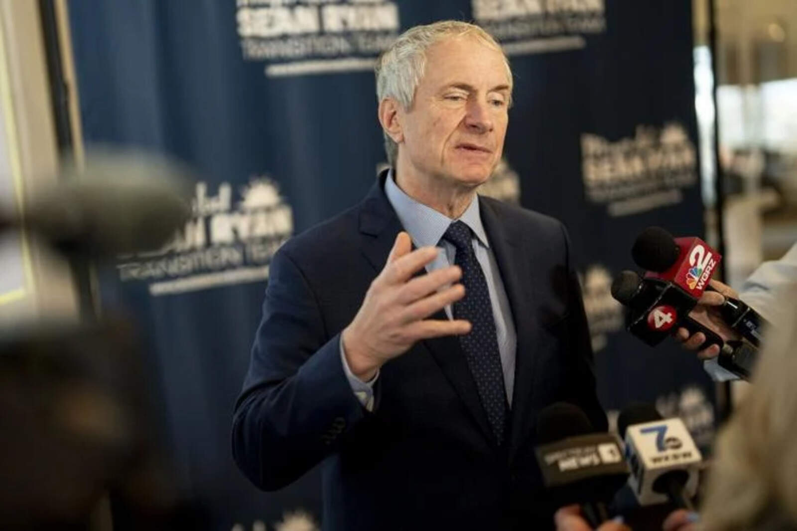 Sean Ryan firmó la orden ejecutiva que prohíbe consultar a las personas su estatus migratorio