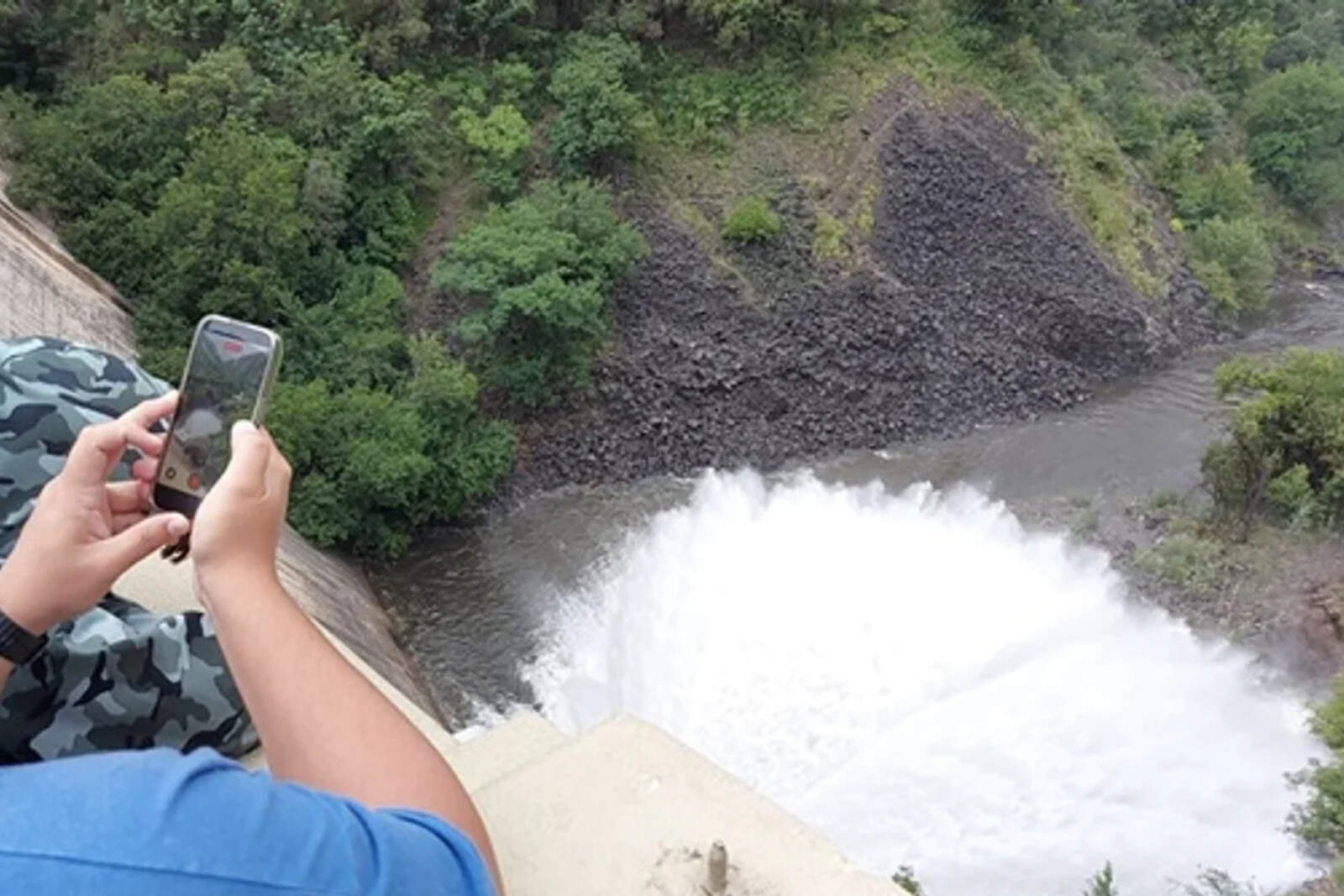 Abrieron las válvulas del Dique San Roque y se pudo ver la 