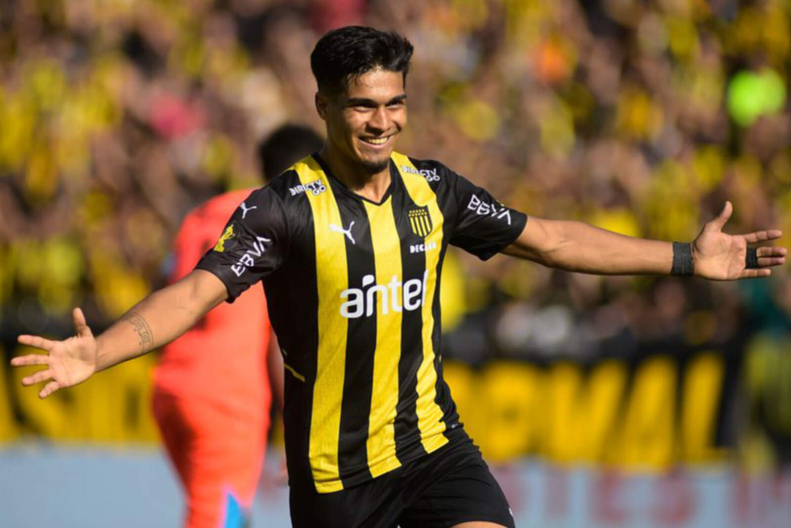 Arezo actualmente está a préstamo en Peñarol