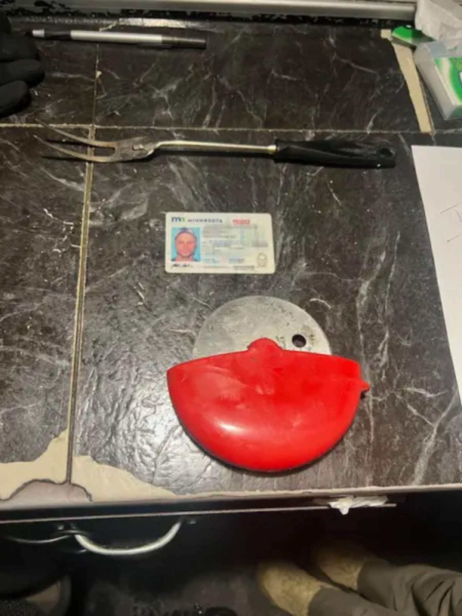 El fanático de Mangione poseía un tenedor y una rueda de pizza como armas 