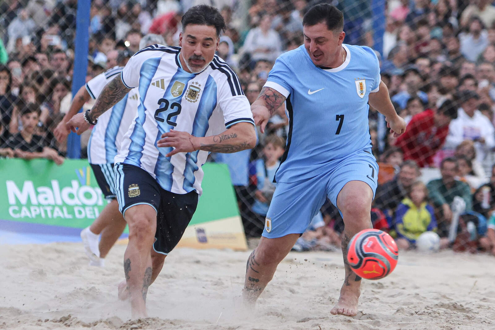 Lavezzi fue parte de un partido de leyendas frente a Uruguay