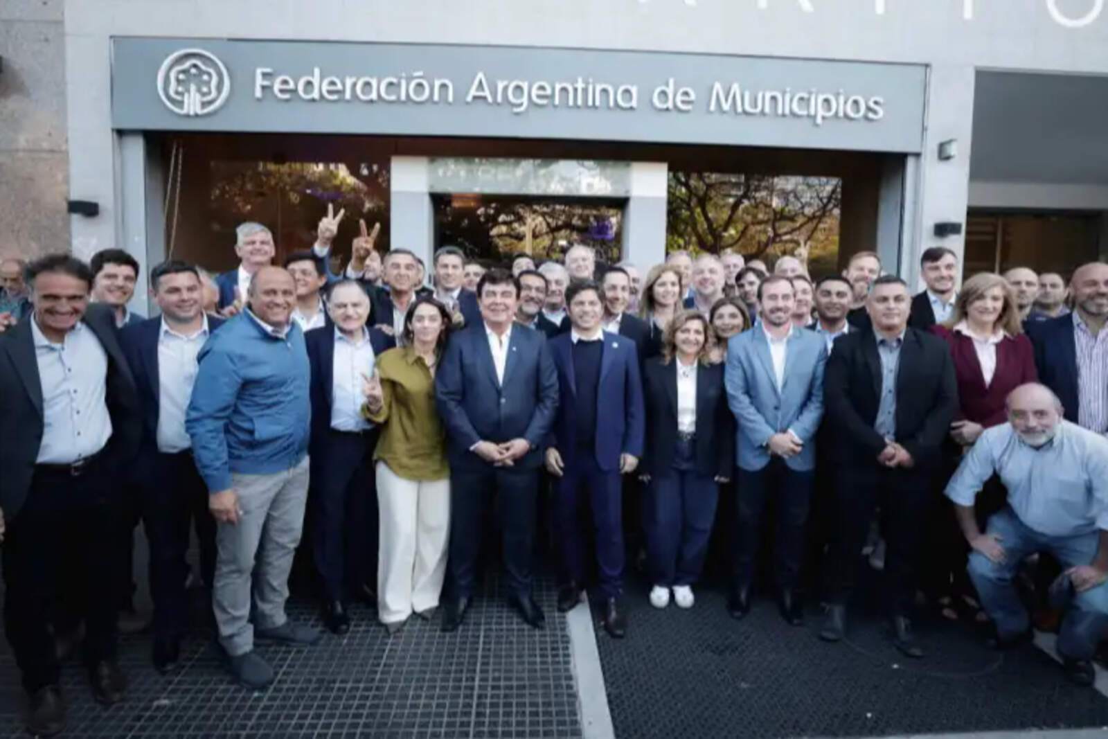 Intendentes peronistas junto a Axel Kicillof.