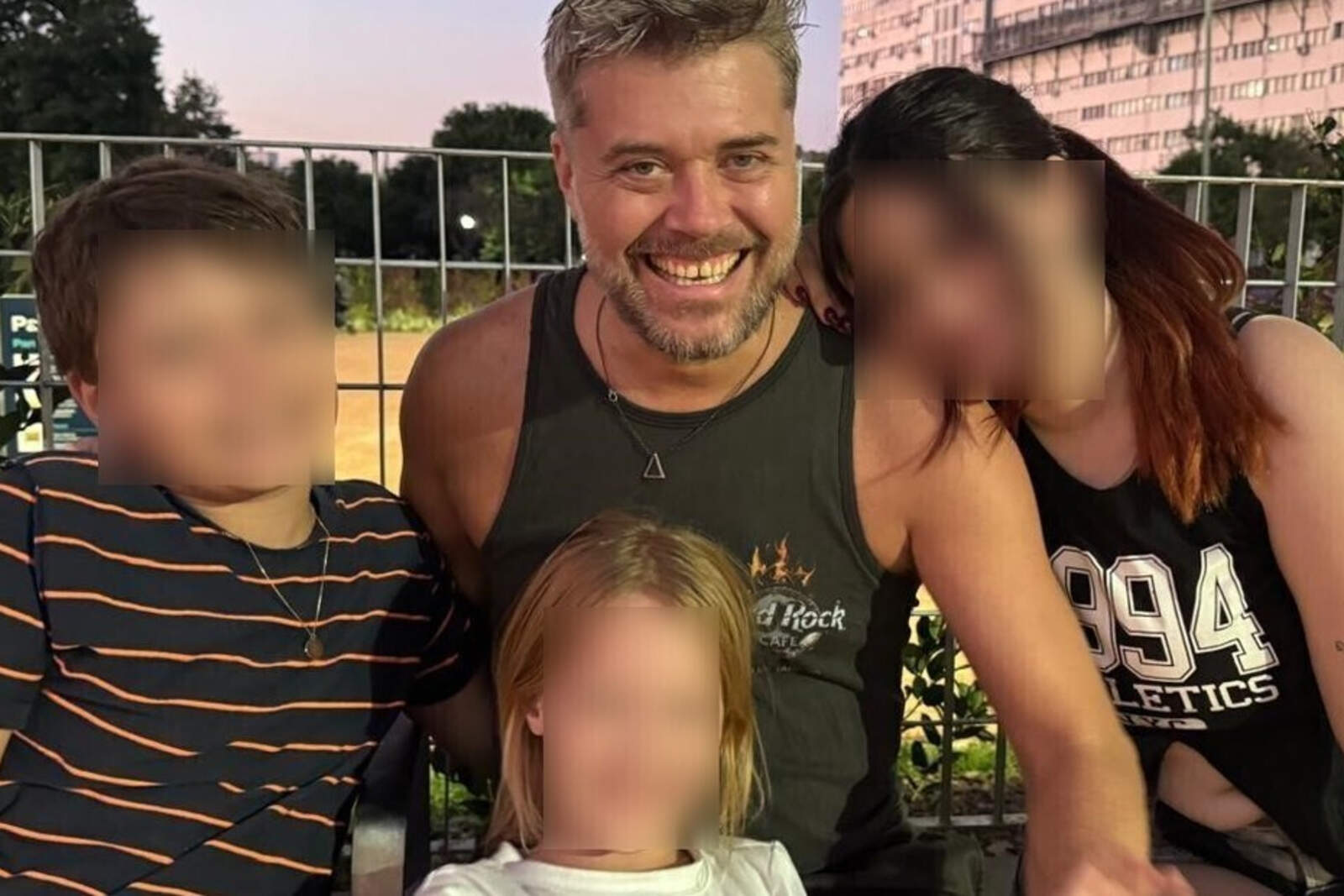 José María con sus tres hijos.