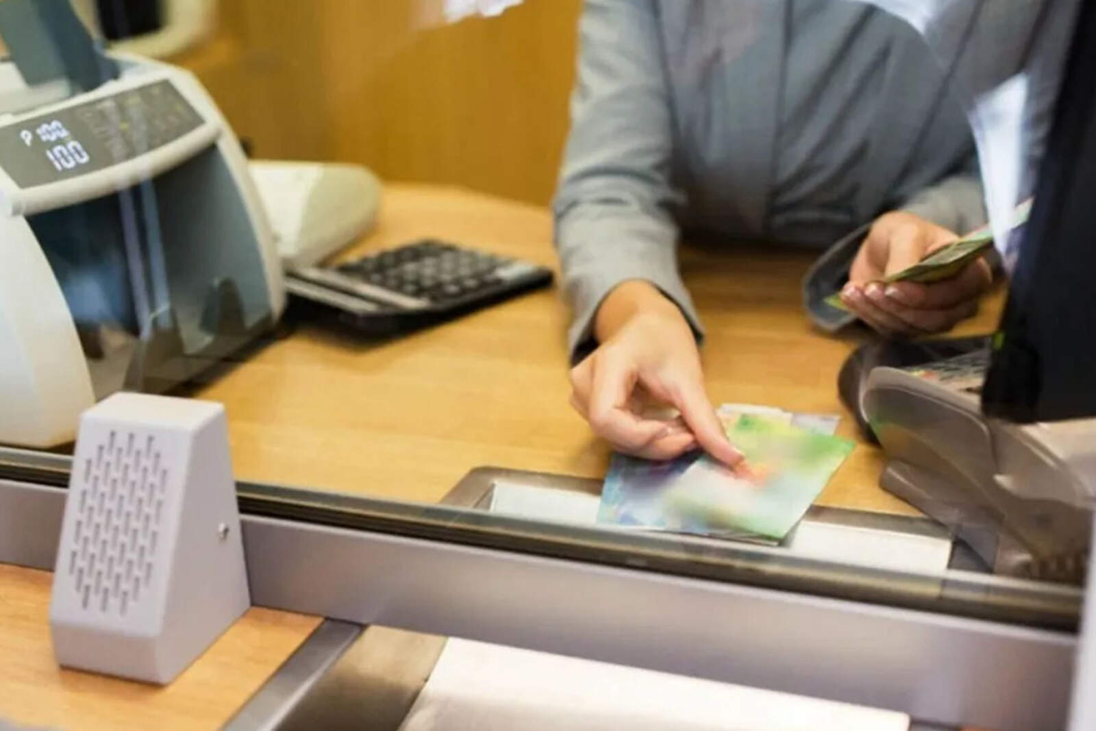 El sueldo inicial de un empleado bancario volvió a ubicarse por encima del promedio