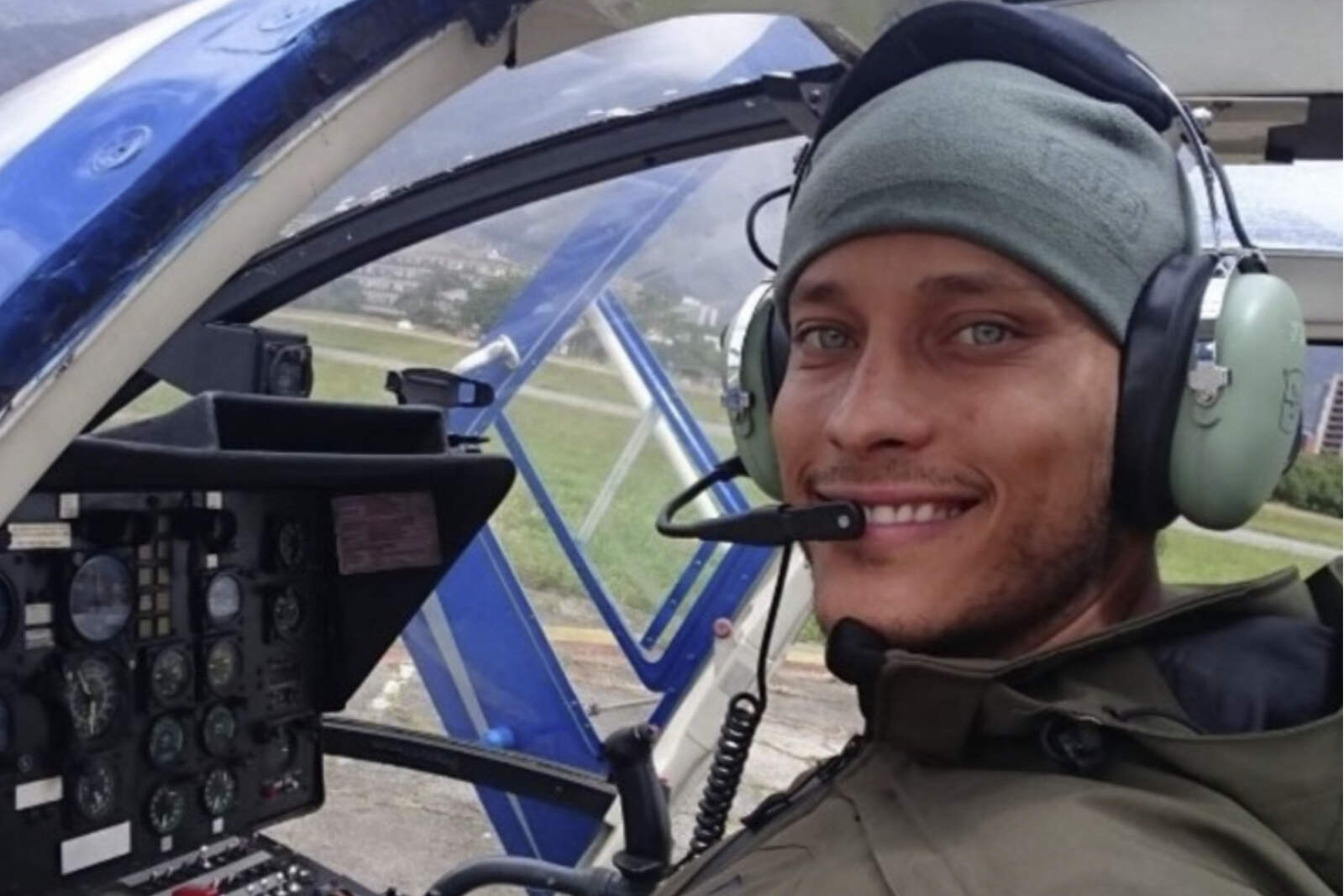 Pérez, piloto de aeronaves, paracaidista profesional y buzo militar. En las redes sociales se definía como un 