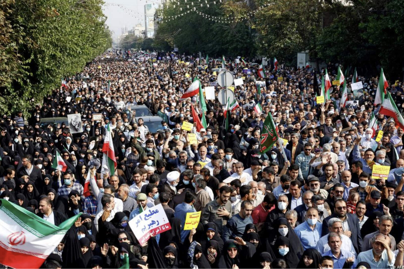 Miles de personas se movilizan en una de las protestas masivas contra el régimen, pese a la censura y la represión estatal.