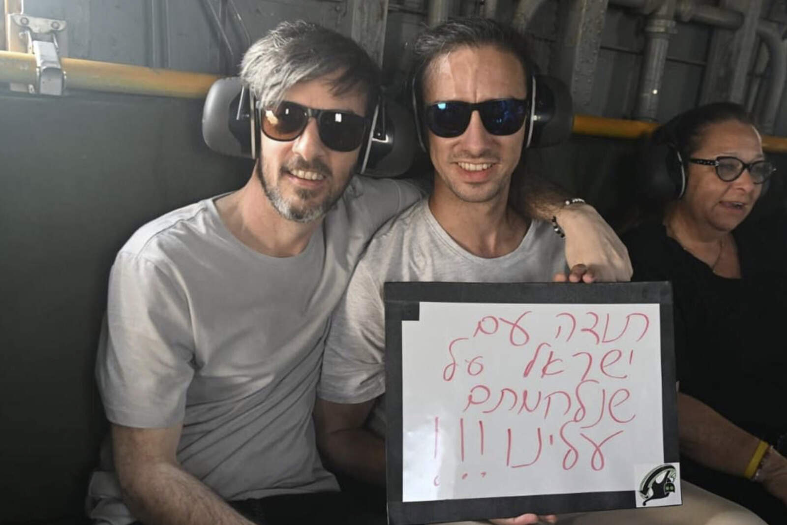 Los hermanos regresando del cautiverio: 