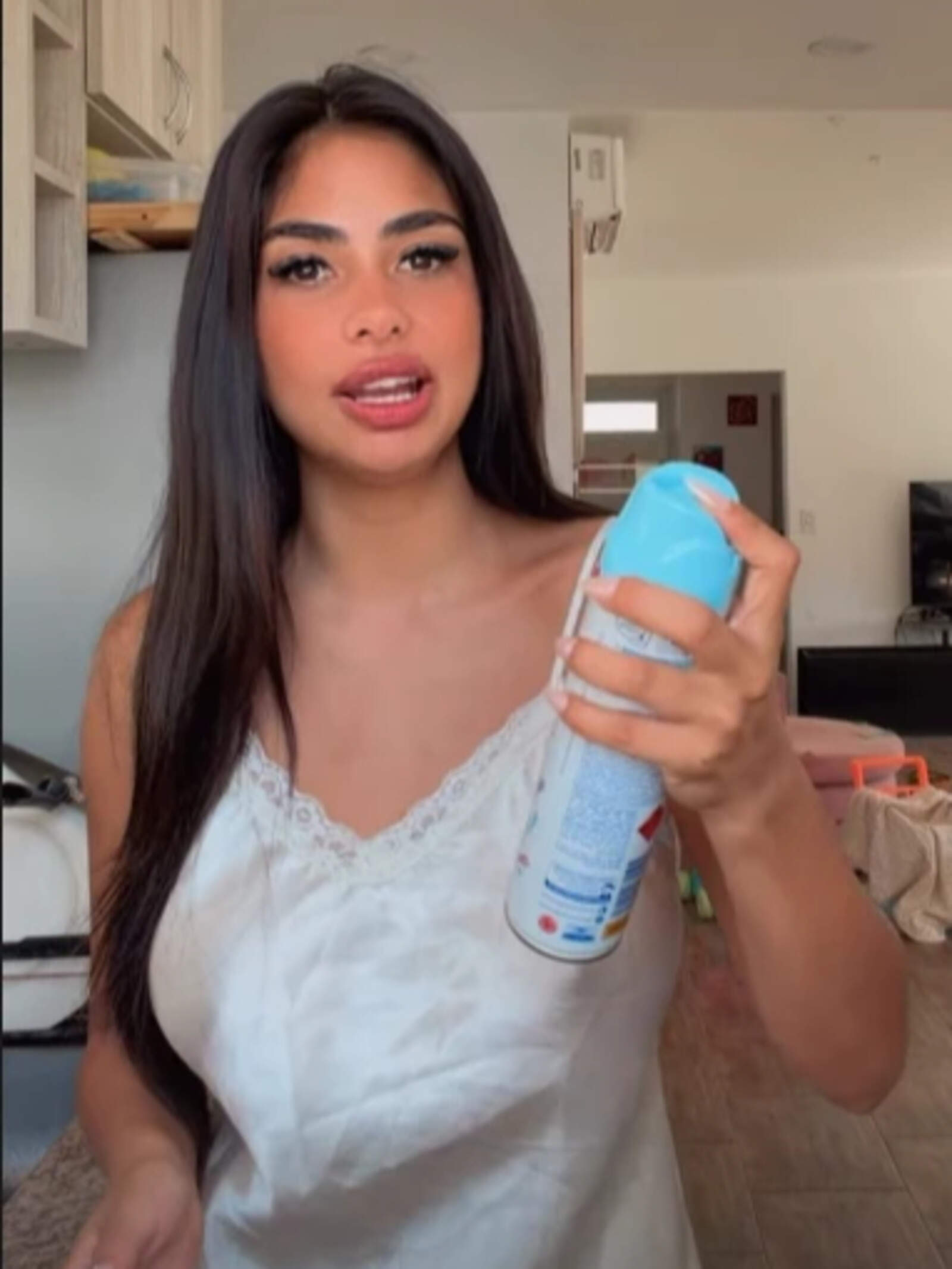 Daniela Celis reclamando  a una marca de productos de limpieza en redes sociales