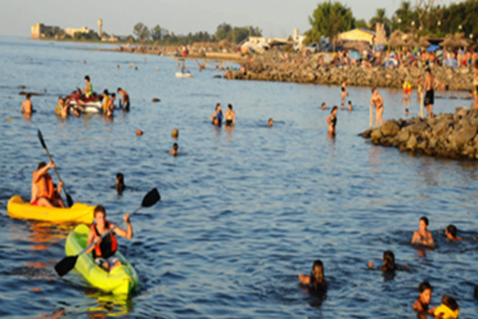 La comparación interanual revela que llegaron 200.000 turistas adicionales